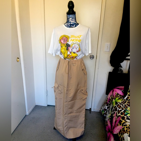 Adorable Dolls Kill Emory Park khaki colored cargo skirt w/back split - Picture 1 of 16